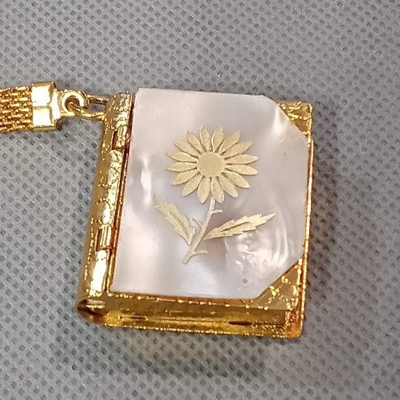 Perfume Locket Book Keychain The Royal House of Edward Vogue 1970s - Picture 3 of 6